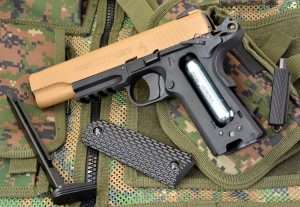 One step back in the advances made with the Umarex Colt Commander is a return to a separate stick magazine which holds 19 steel BBs, and a separate CO2 chamber inside the grip frame.