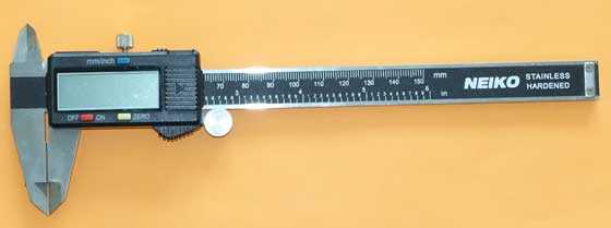 Electronic dial caliper